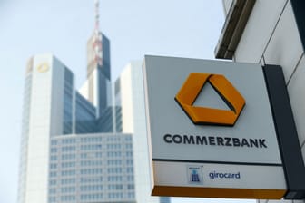 Eine Filiale der Commerzbank, im Hintergrund die Konzernzentrale: Die Bank kann ihren Gewinn deutlich steigern.