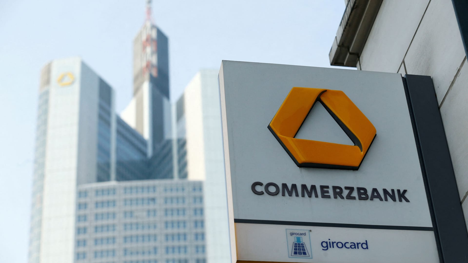 Eine Filiale der Commerzbank, im Hintergrund die Konzernzentrale: Die Bank kann ihren Gewinn deutlich steigern. Eine Filiale der Commerzbank, im Hintergrund die Konzernzentrale: Die Bank kann ihren Gewinn deutlich steigern.