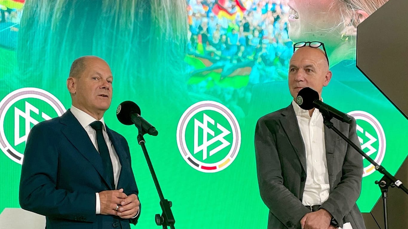 Olaf Scholz und Bernd Neuendorf (v.l.): Der Bundeskanzler und der DFB-Präsident kündigten weitere Maßnahmen zur Annäherung der Verhältnisse zwischen Männer- und Frauenfußball.