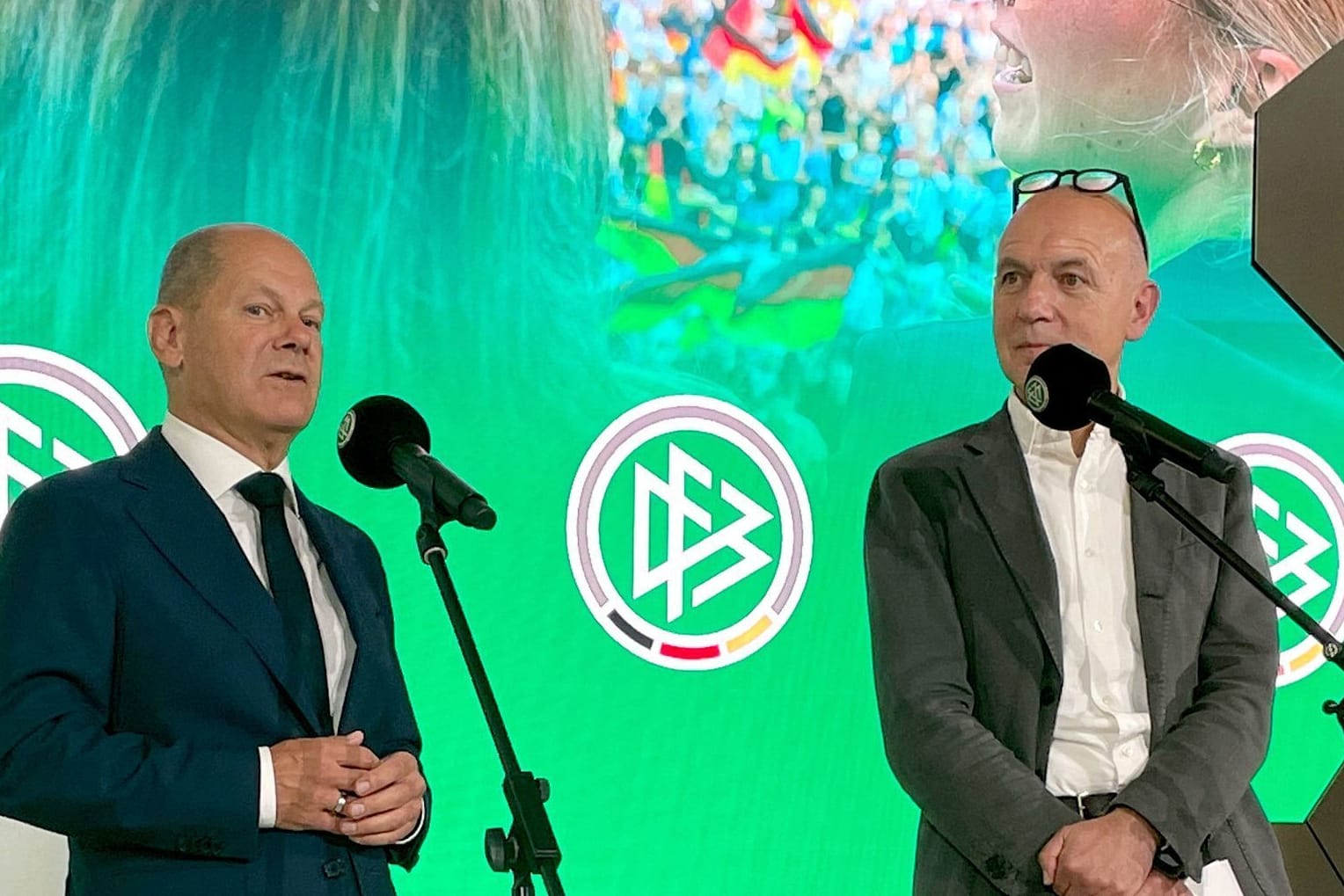 Olaf Scholz und Bernd Neuendorf (v.l.): Der Bundeskanzler und der DFB-Präsident kündigten weitere Maßnahmen zur Annäherung der Verhältnisse zwischen Männer- und Frauenfußball.