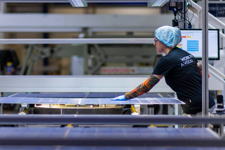 Die Produktion von Solarmodulen bei Meyer Burger Technology: Der Hersteller hat zuletzt in 3.500 neue Arbeitsplätze investiert.