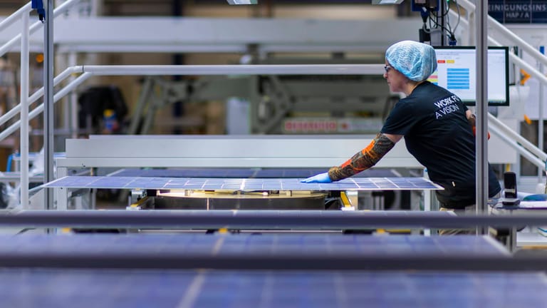 Die Produktion von Solarmodulen bei Meyer Burger Technology: Der Hersteller hat zuletzt in 3.500 neue Arbeitsplätze investiert.