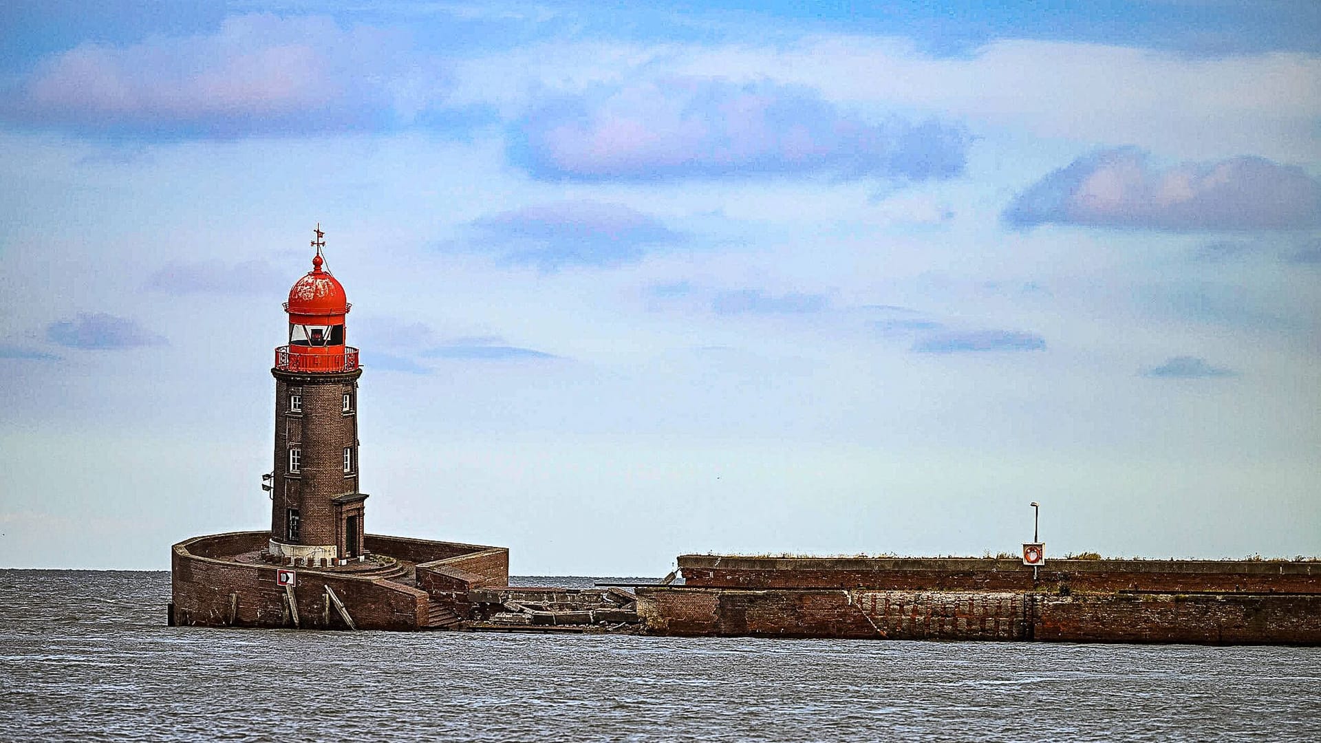 Der schiefe Moleturm in Bremerhaven: Am Montag beginnt der Abbau. Der schiefe Moleturm in Bremerhaven: Am Montag beginnt der Abbau.