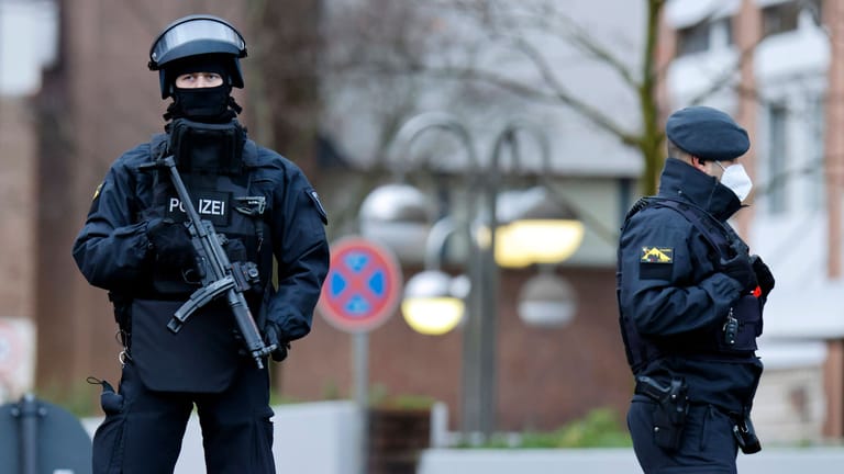 Polizisten mit Maschinenpistole (Symbolbild): In NRW ermitteln in der Regel benachbarte Präsidien nach einem tödlichen Einsatz.