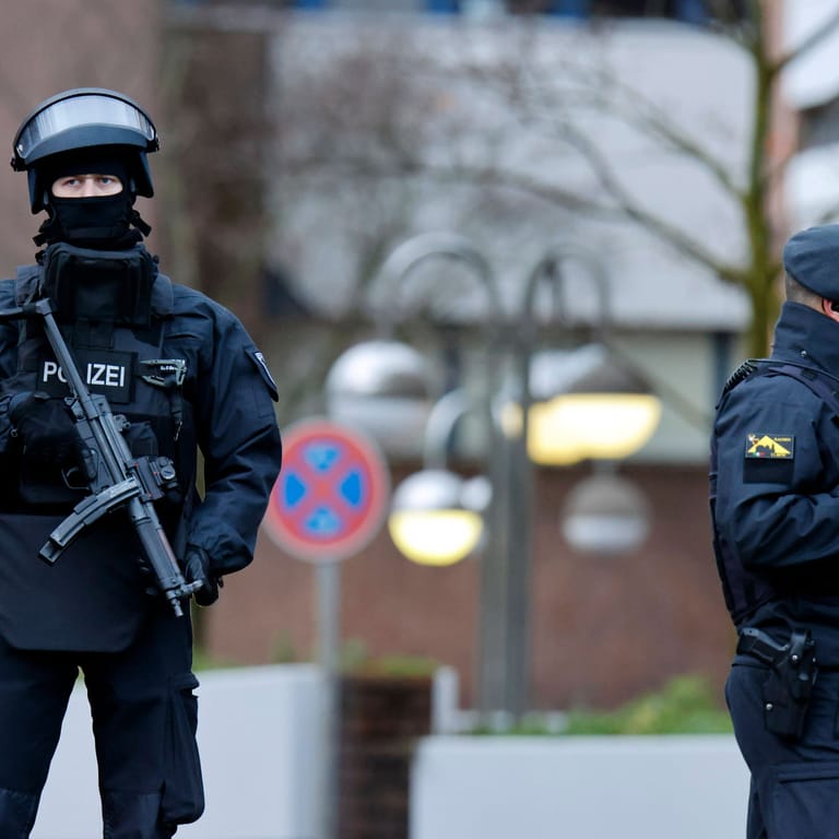 Polizisten mit Maschinenpistole (Symbolbild): In NRW ermitteln in der Regel benachbarte Präsidien nach einem tödlichen Einsatz.