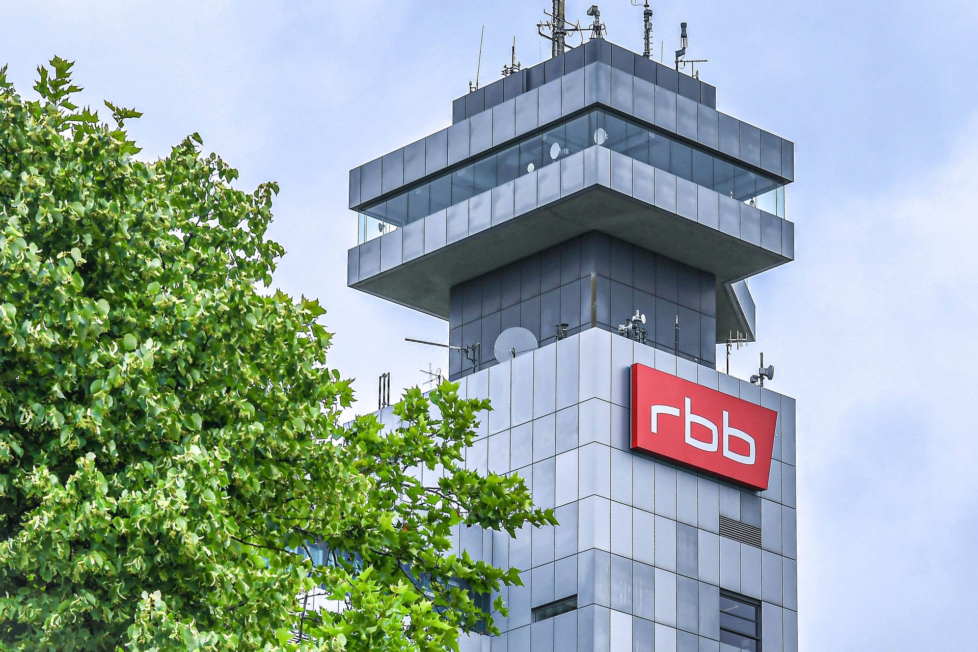 Das RBB-Fernsehzentrum in Berlin: Die Führung des Senders gerät immer stärker unter Druck.