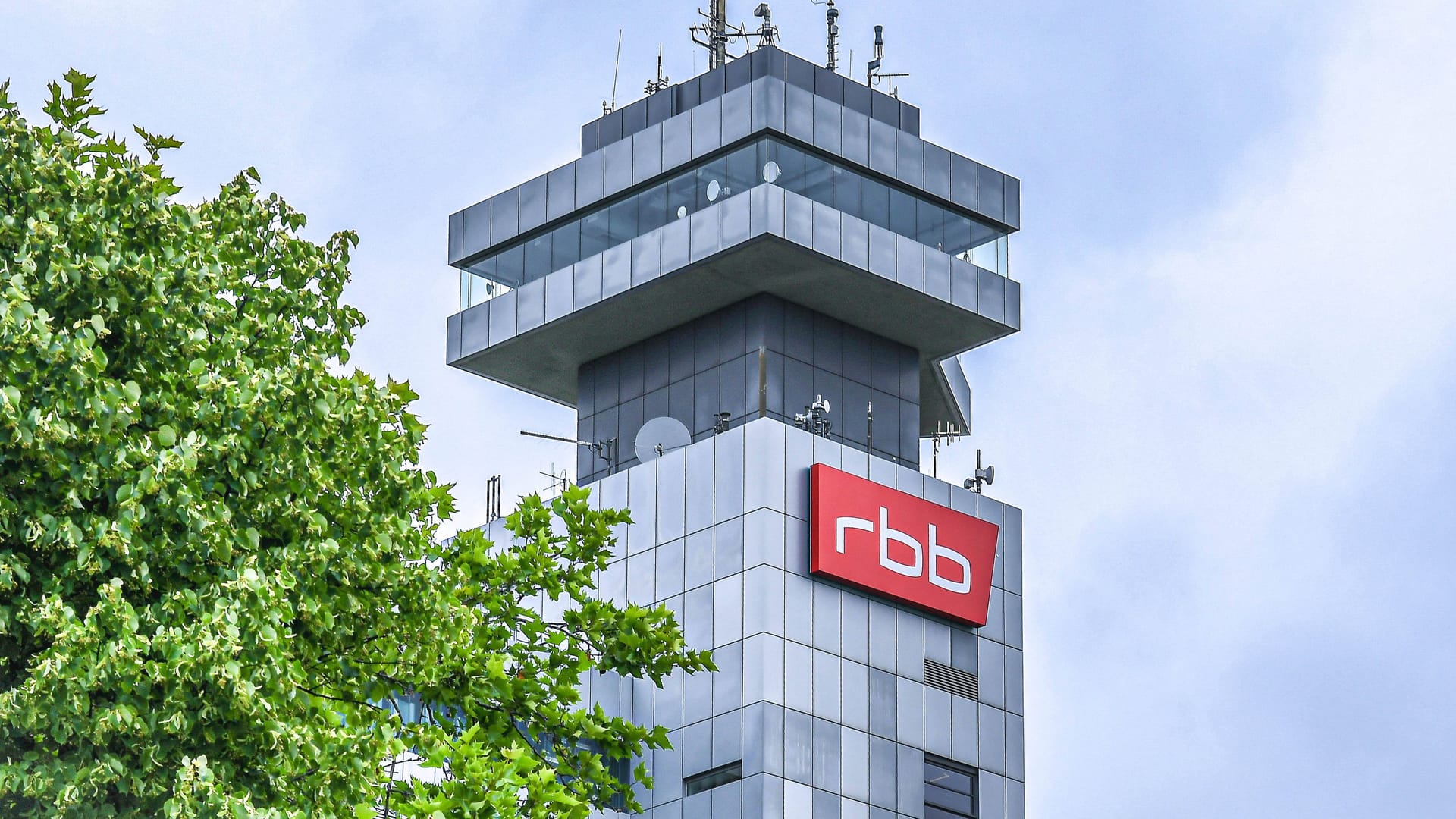 Das RBB-Fernsehzentrum in Berlin: Die Führung des Senders gerät immer stärker unter Druck.