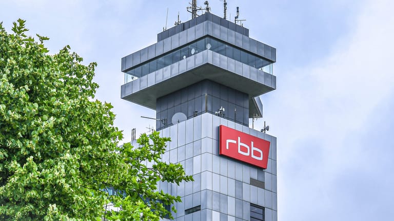 Berlin RBB-Fernsehzentrum 08.07.2022,Gebaeude des RBB-Fernsehzentrums bei Tag im Sommer