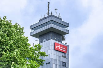 Das RBB-Fernsehzentrum in Berlin: Die Führung des Senders gerät immer stärker unter Druck.