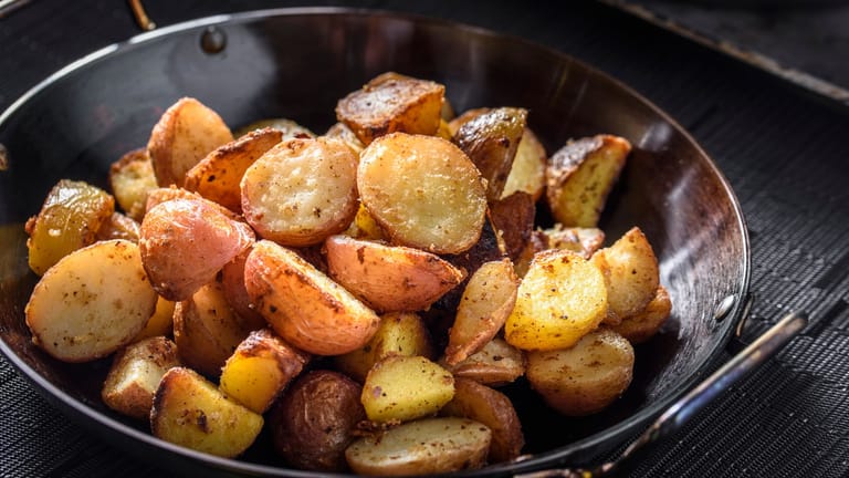 Bratkartoffeln: Sie sind eine beliebte Beilage, besonders wenn sie knusprig sind.