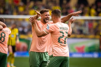 Torjubel: Werder Bremens Niclas Füllkrug und Niklas Schmidt nach einem Treffer gegen Borussia Dortmund. (Archivbild)