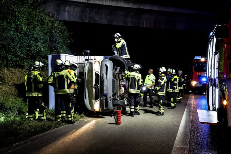 Einsatzkräfte der Feuerwehr arbeiten an einer Unfallstelle auf der Autobahn 8 an einem Wohnmobil: Zwei weitere Insassen blieben unverletzt.