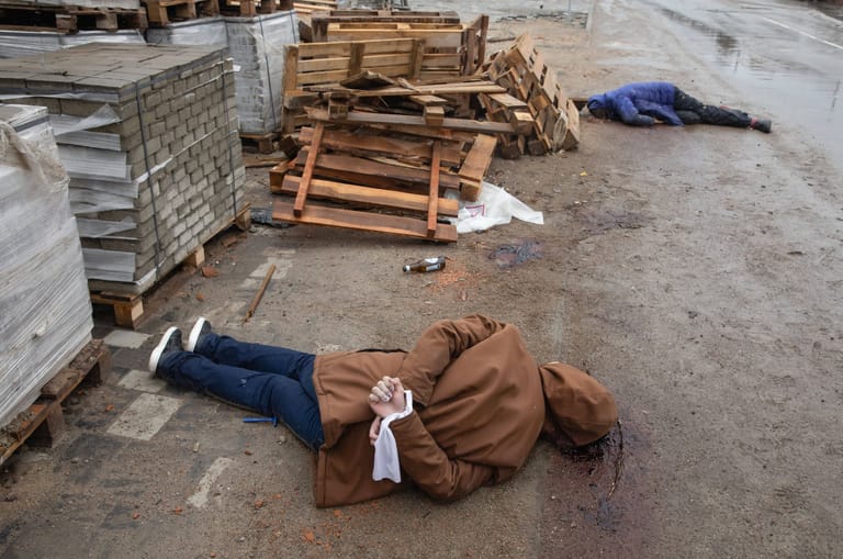 3. April: Gräueltaten an der Zivilbevölkerung in der Kiewer Vorstadt Butscha sorgen für Entsetzen. Die Ukraine zählt an einem Tag mehr als 400 Leichen. Wenige Tage später sterben bei einem Raketenangriff auf den Bahnhof in Kramatorsk mehr als 50 Menschen. Grausame Bilder gehen um die Welt. International werden die Kriegsverbrechen verurteilt.