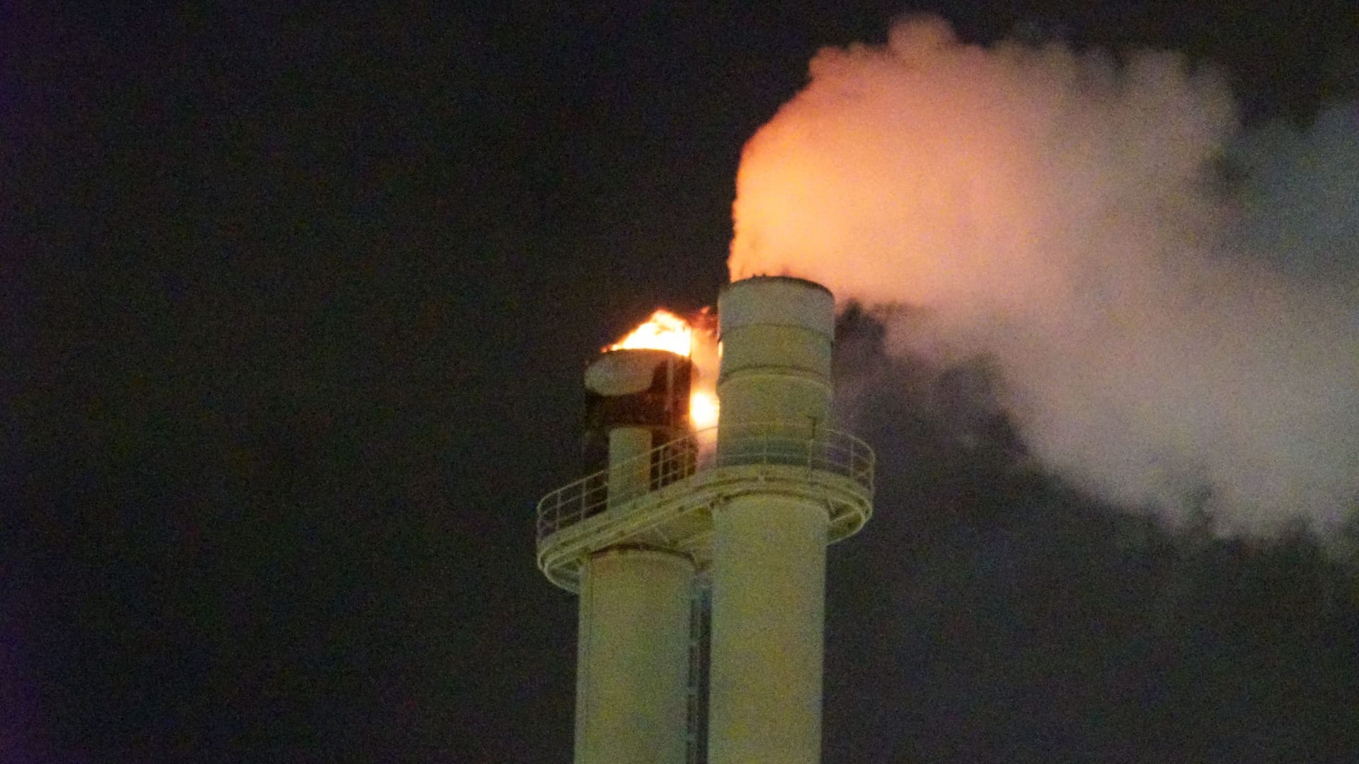 Flammen und Rauch schlagen aus einem meterhohen Schornstein: Wegen eines Brandes in einer Müllverbrennungsanlage ist die Feuerwehr Hamburg im Großeinsatz.