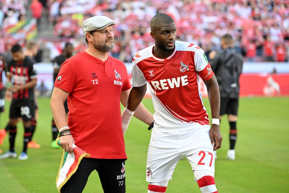 Trainer Steffen Baumgart (l) und Spieler Anthony Modeste: Der Weggang des Franzosen macht den FC-Trainer sauer.