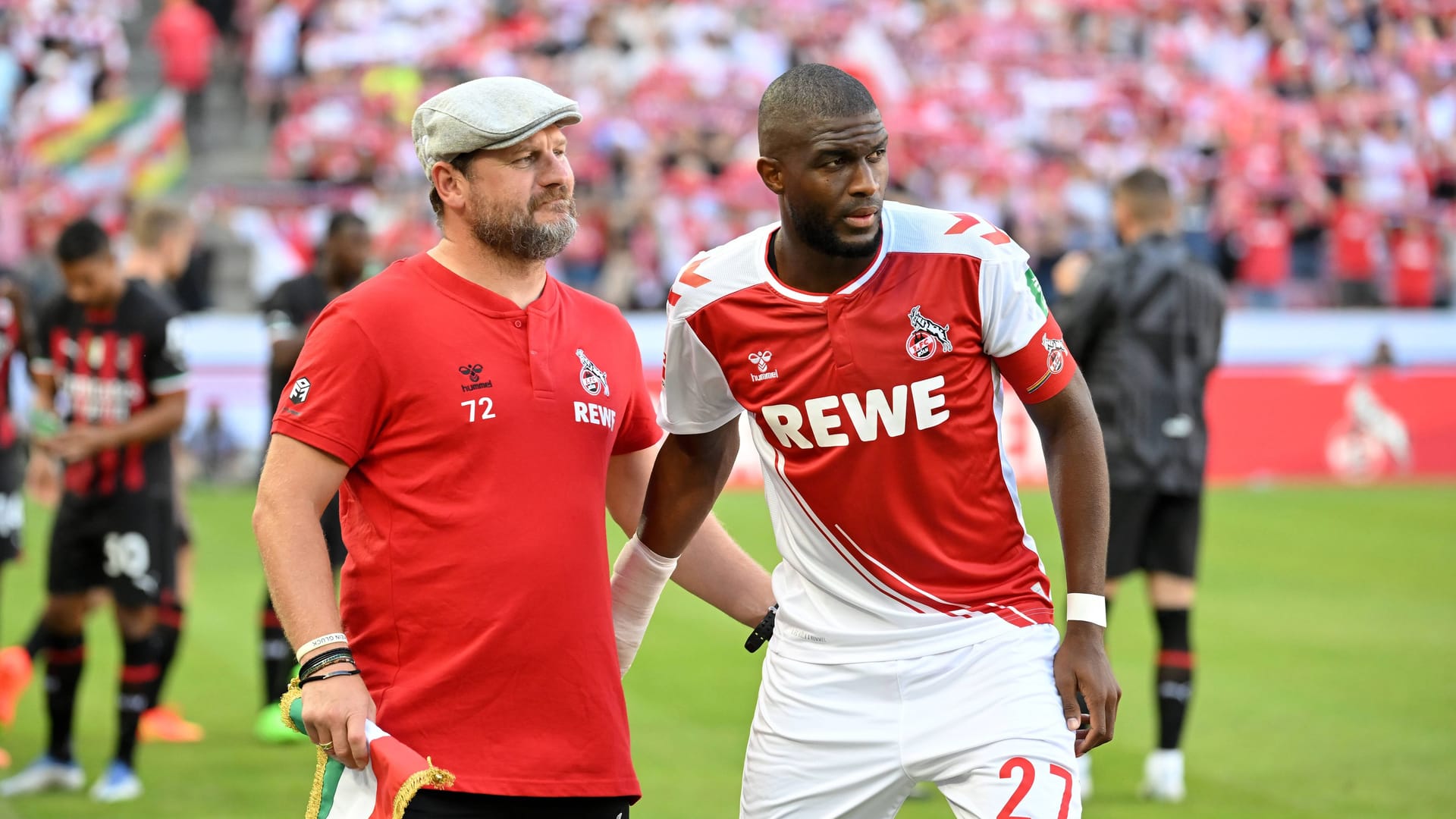 Trainer Steffen Baumgart (l) und Spieler Anthony Modeste: Der Weggang des Franzosen macht den FC-Trainer sauer.