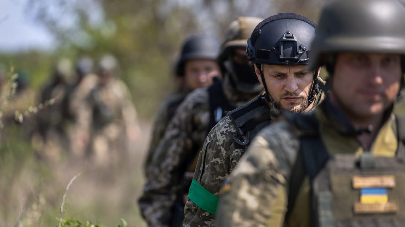 Ukrainische Soldaten nahe der Frontlinie bei Cherson (Archivbild): Derzeit wird ein Großteil der Region von Russland kontrolliert.