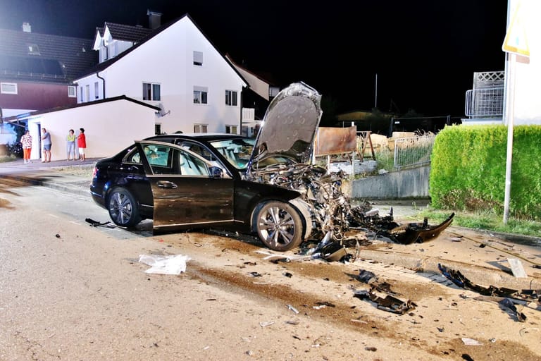 Der völlig zerstörte Unfallwagen: Fahrer und Beifahrer wurden in Kliniken gebracht.