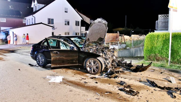 Der völlig zerstörte Unfallwagen: Fahrer und Beifahrer wurden in Kliniken gebracht.