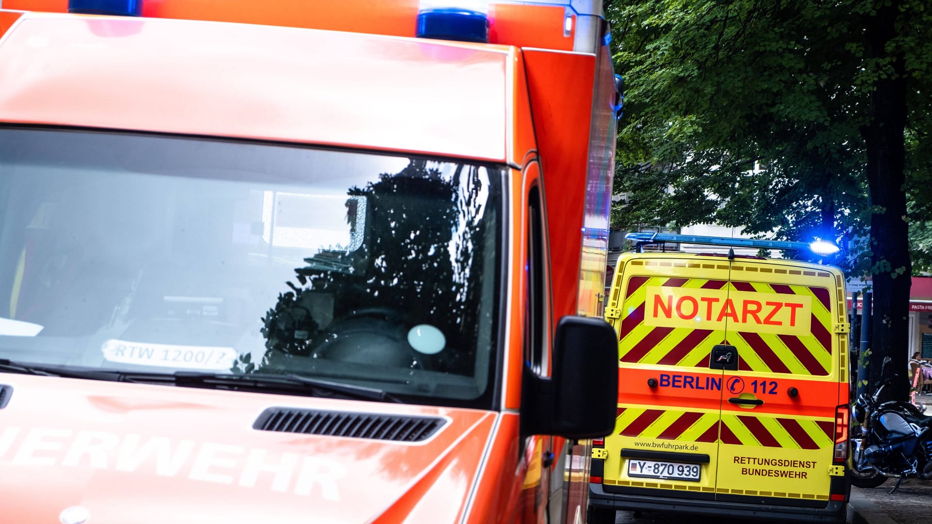 Rettungswagen in Berlin (Archivfoto): In Tegel kam eine Frau ums Leben.