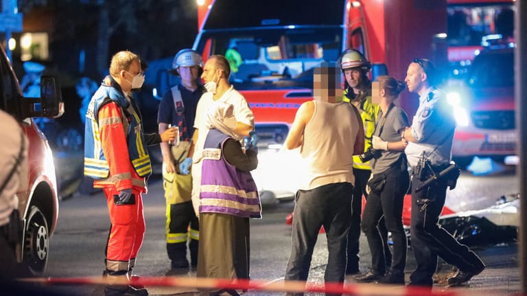 Einsatzkräfte an einem Tatort in Solingen: Dort wurde ein 31-Jähriger mit einem Messer erstochen.
