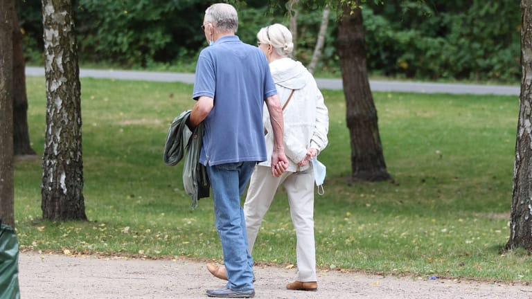 Zwei Senioren beim Spaziergang im Park (Symbolbild): Aufwendungen für die Altersvorsorge sind ab kommendem Jahr steuerlich absetzbar.
