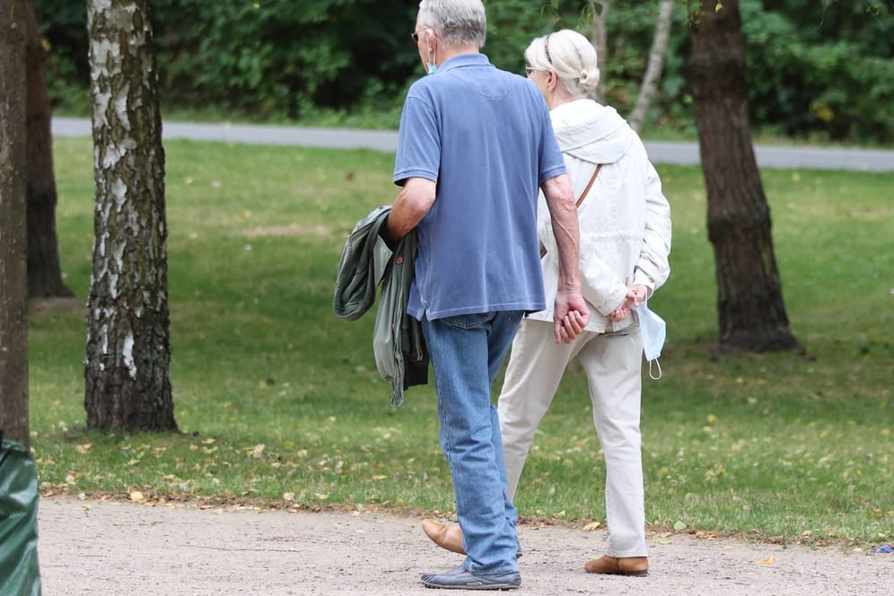 Zwei Senioren beim Spaziergang im Park (Symbolbild): Aufwendungen für die Altersvorsorge sind ab kommendem Jahr steuerlich absetzbar.