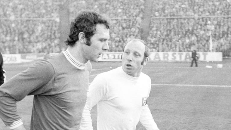 Franz Beckenbauer (links) und Uwe Seeler im alten Volksparkstadion (Archivbild): Am 30. Oktober 1971 traten beide zuletzt gegeneinander an – der HSV verlor 1:4 gegen den FC Bayern.