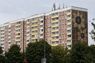 Der Sonnenblume-Block in Rostock-Lichtenhagen: Vor 30 Jahren wurde an dem Ort tagelang Aufnahmestellen und Unterkünfte für Flüchtlinge angegriffen.