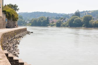Trockenheit und Hitze in Bayern lassen die Flusspegel sinken: Inn und Donau führen Niedrigwasser und schränken den Schiffsverkehr ein.