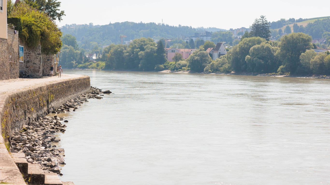 Trockenheit und Hitze in Bayern lassen die Flusspegel sinken: Inn und Donau führen Niedrigwasser und schränken den Schiffsverkehr ein.