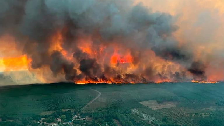 Feuer in Frankreich: Rund 6.000 Hektar sind betroffen.