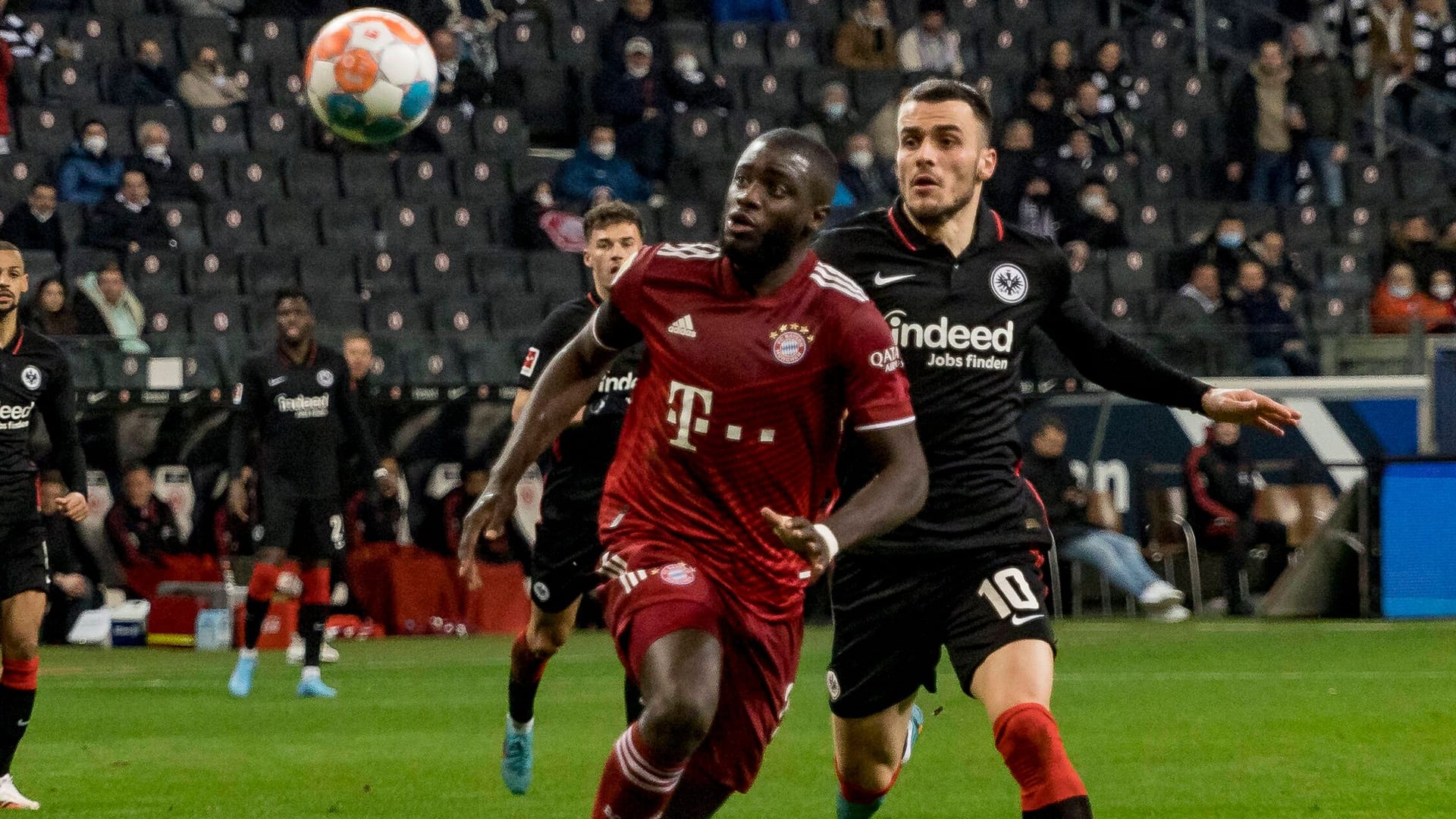 Szene aus der vergangenen Saison: Bayerns Upamecano (li.) gegen Frankfurts Kostic.