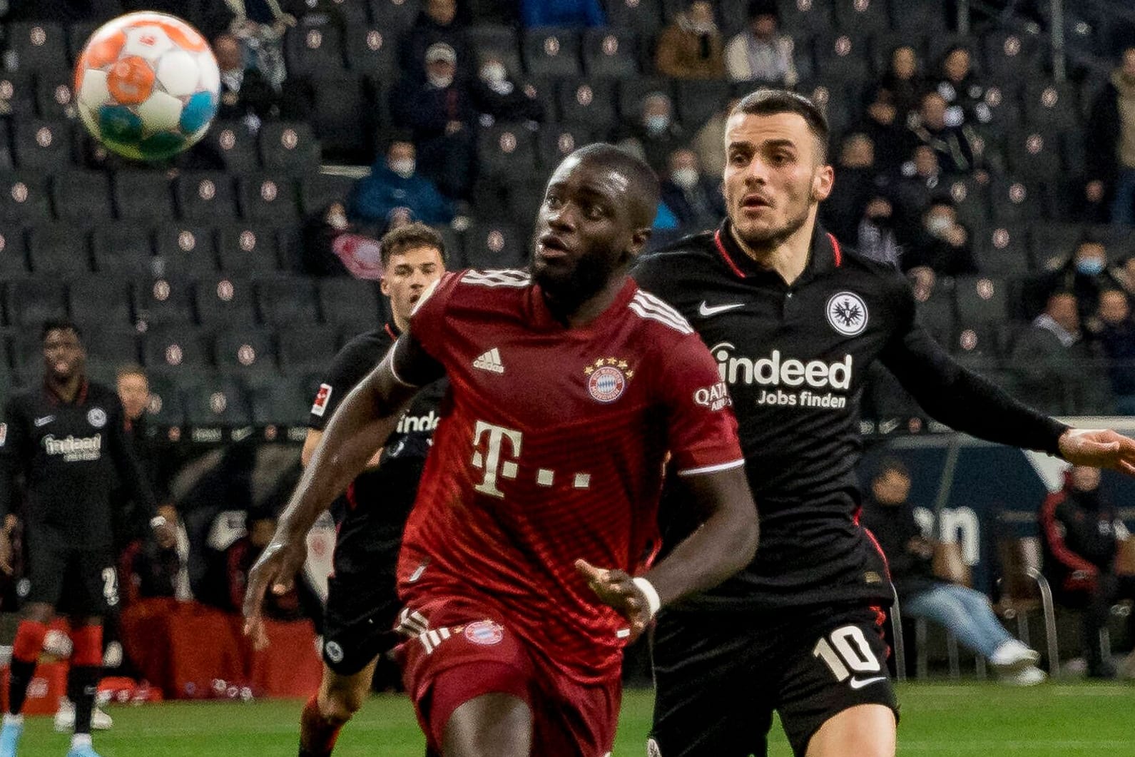 Szene aus der vergangenen Saison: Bayerns Upamecano (li.) gegen Frankfurts Kostic.