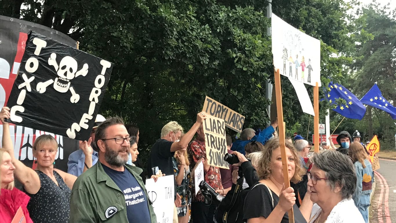 Demonstranten in Norwich: "Hart arbeitende Menschen werden wie Scheiße behandelt."