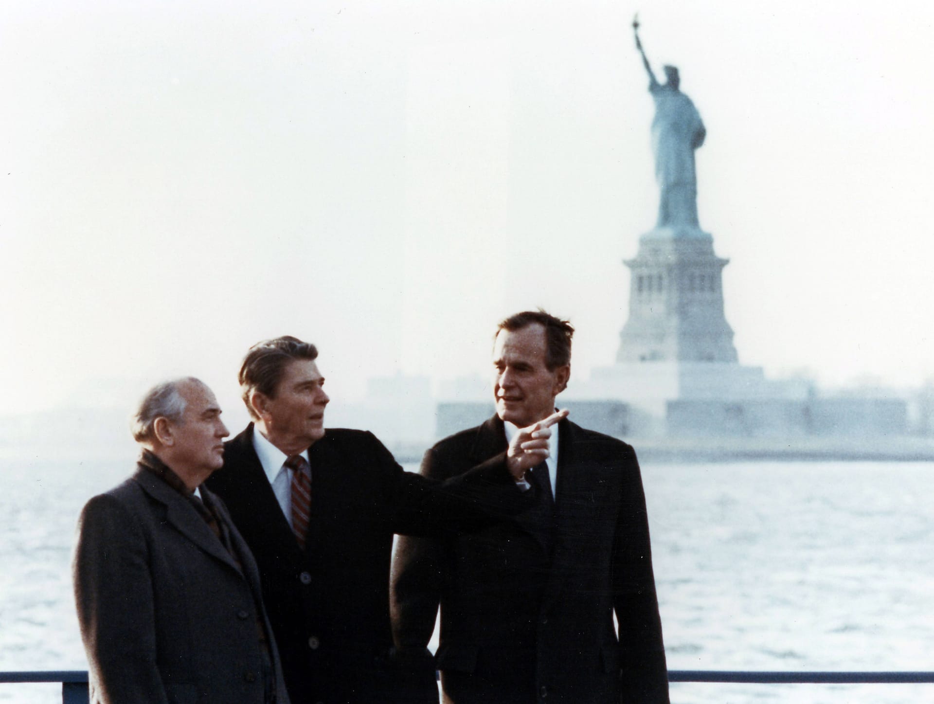 Auch mit Reagans Vize-Präsident und Nachfolger George H. W. Bush verstand sich der Kreml-Chef bestens.