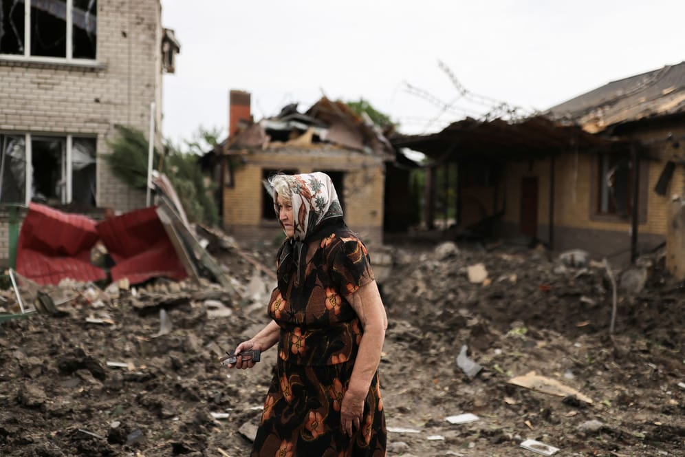Luiza, 74, läuft durch die Trümmern ihres Wohnhauses in Kramatorsk.