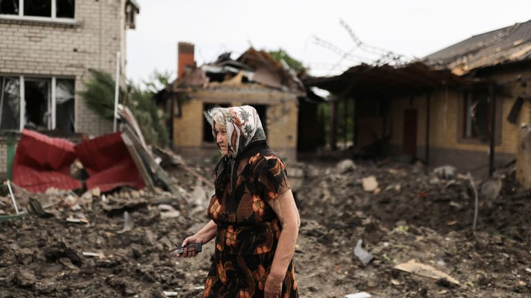 Luiza, 74, läuft durch die Trümmern ihres Wohnhauses in Kramatorsk.