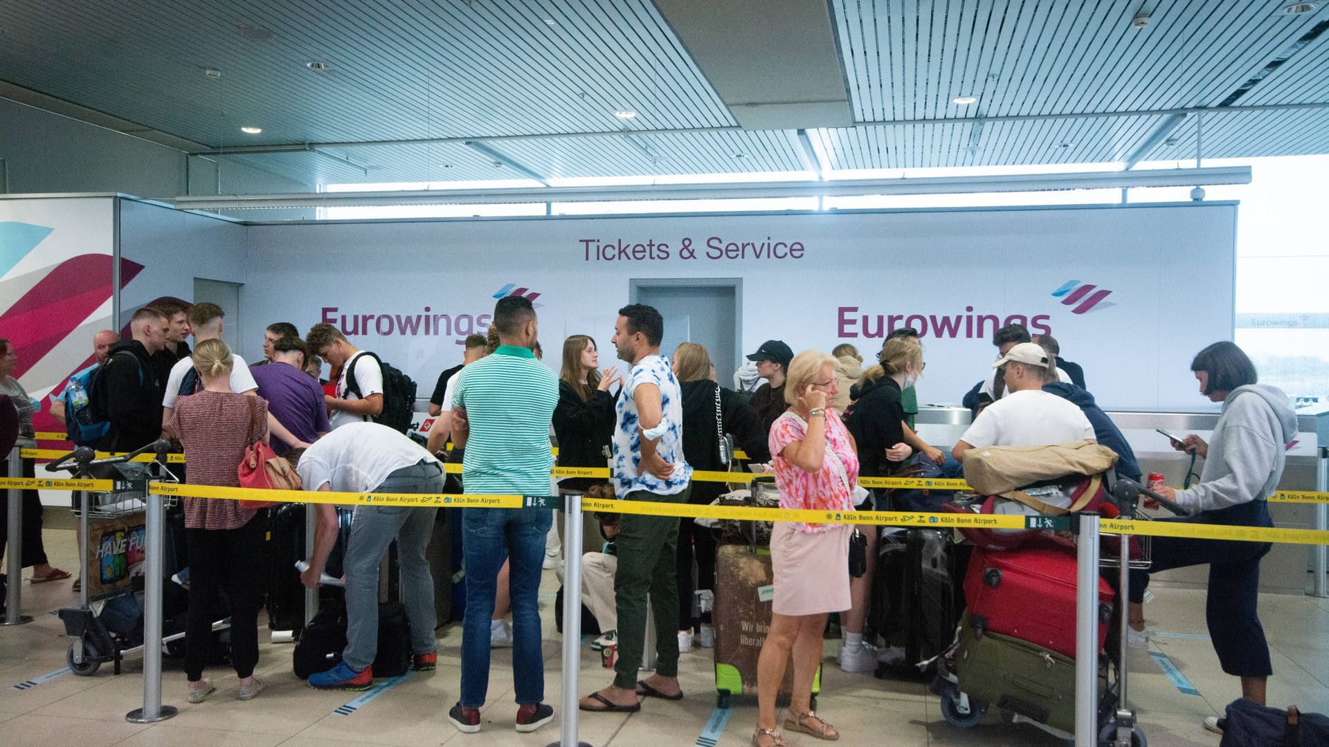 Reisende am Flughafen Köln/Bonn (Archivbild): Das Verkehrsministerium legte nun erstmals konkrete Zahlen zu Flugausfällen vor.