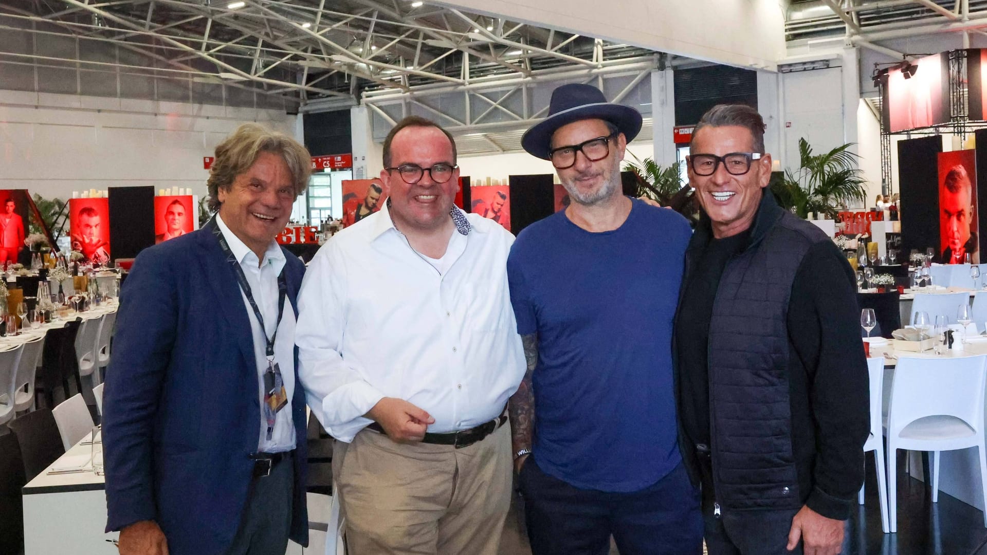 Clemens Baumgärtner (zweiter v.l.) und Klaus Leutgeb (erster v.r.) bei dem Konzert von Robbie Williams in München.