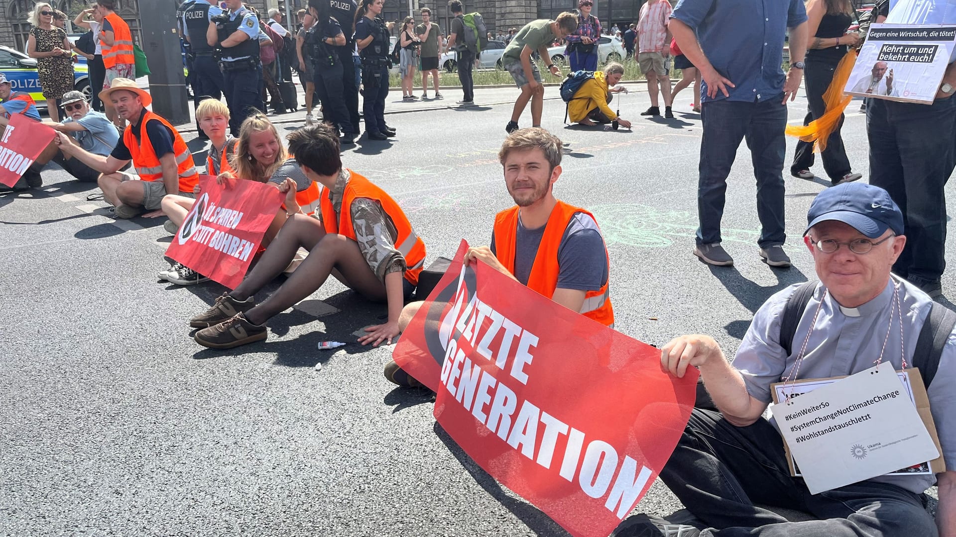 Pater Alt (rechts) und Henning (daneben) protestieren für mehr Klimaschutz.