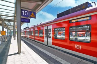 Zug im Hauptbahnhof Kaiserslautern (Symbolbild): Kurz nach der Abfahrt soll der Mann die Tat begangen haben.