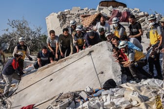 Trümmer eines zerstörten Hauses in Syrien (Symbolbild): Bei einem Raketenangriff im Norden Syriens sind neun Menschen, darunter mindestens fünf Kinder, gestorben.
