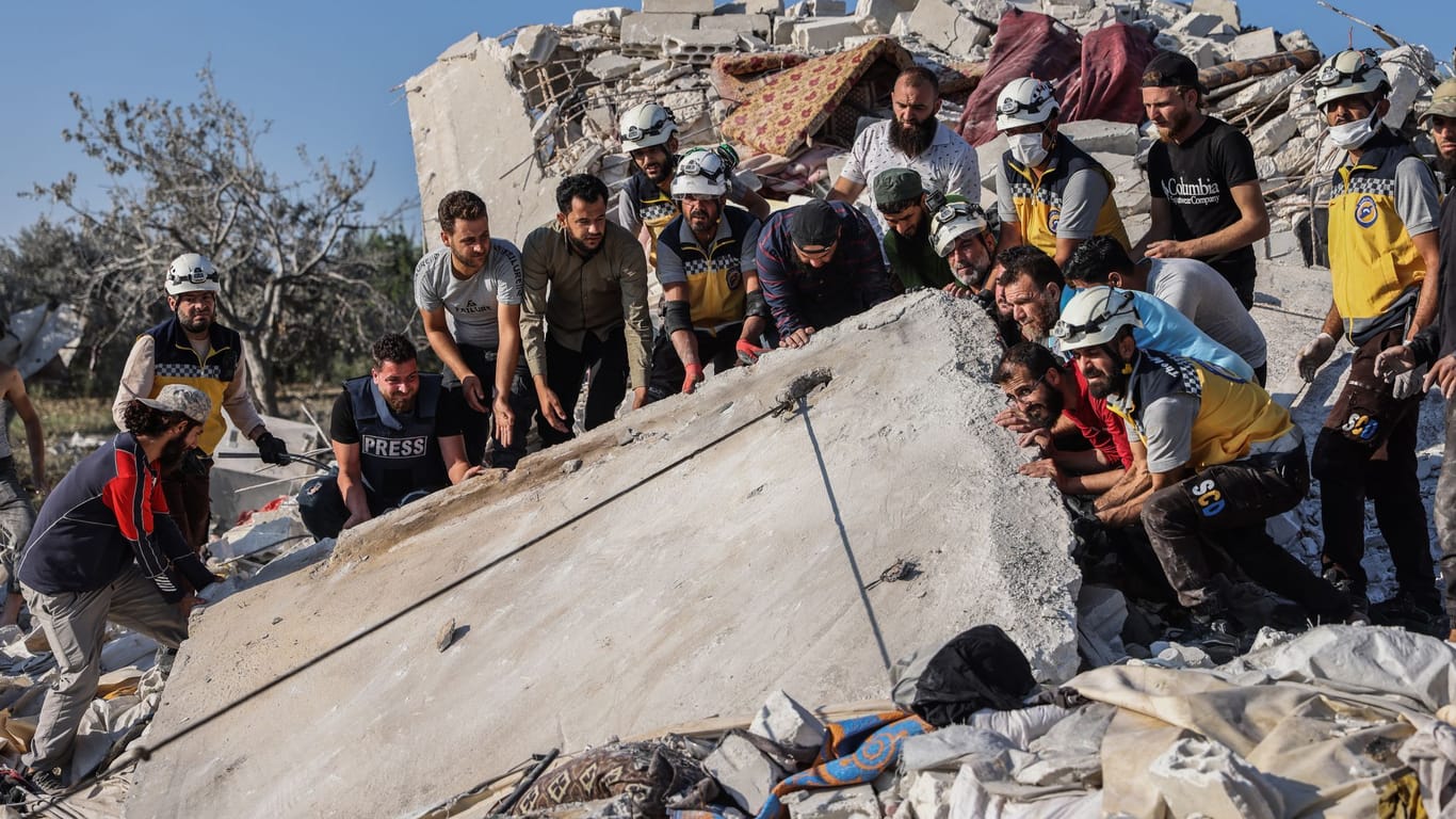Trümmer eines zerstörten Hauses in Syrien (Symbolbild): Bei einem Raketenangriff im Norden Syriens sind neun Menschen, darunter mindestens fünf Kinder, gestorben.