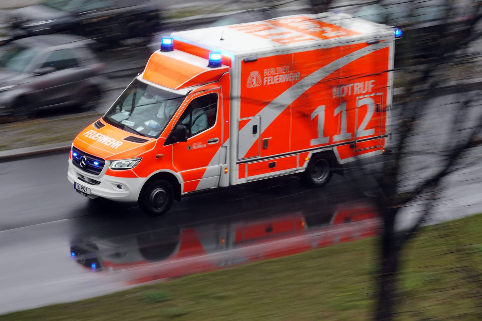 Ein Rettungswagen fährt zu einem Einsatz (Symbolbild): Im Krankenhaus wurde der Verletzte noch operiert – vergebens.