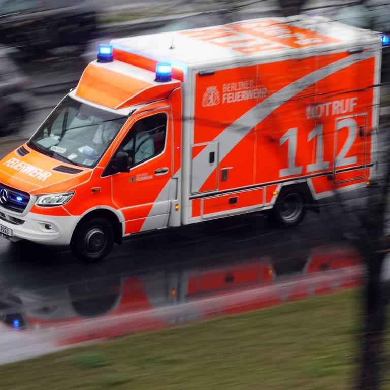 Ein Rettungswagen fährt zu einem Einsatz (Symbolbild): Im Krankenhaus wurde der Verletzte noch operiert – vergebens.