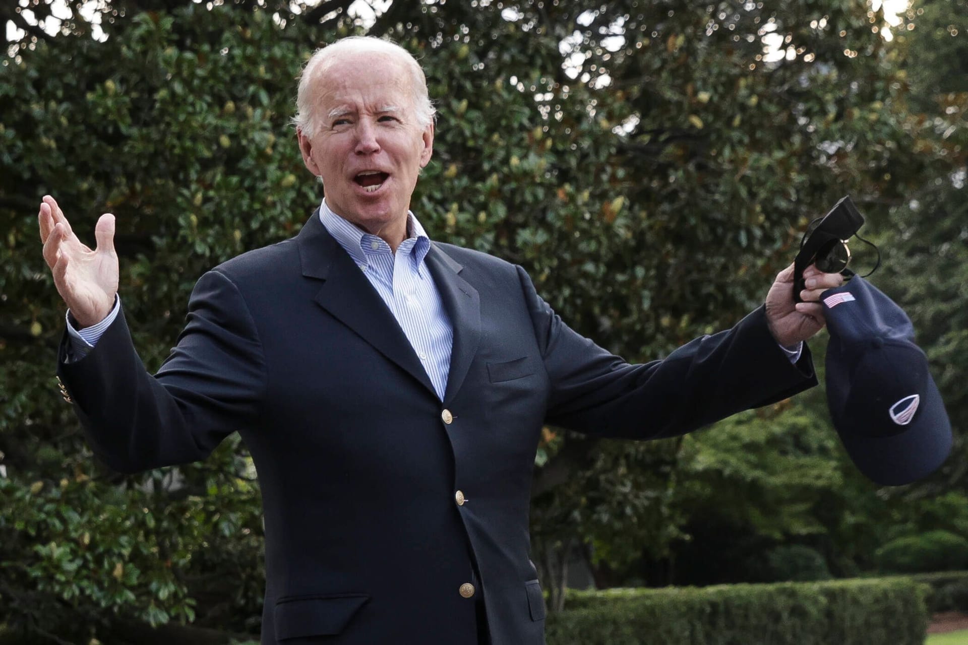 Joe Biden scherzt mit Reportern im Garten des Weißen Hauses (Archivbild): Der US-Präsident hat mit seinem Klimapaket einen Erfolg verbuchen können.