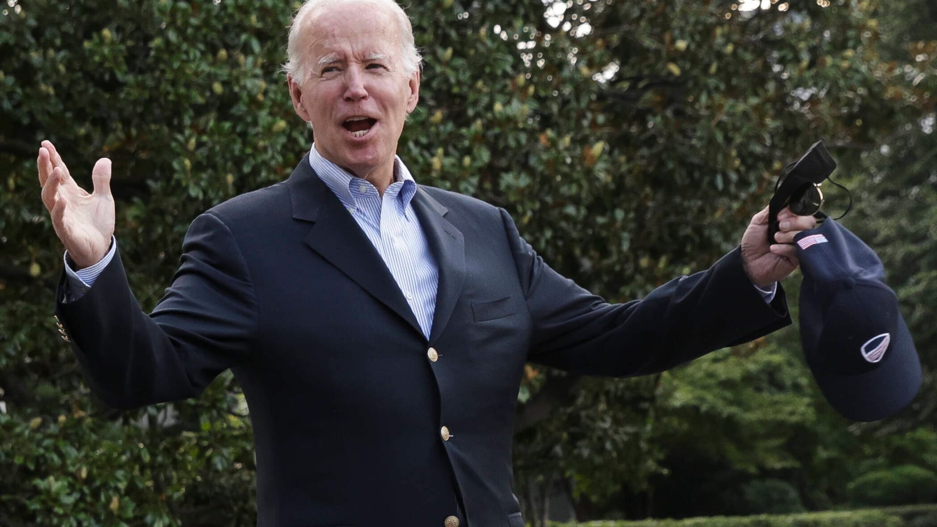 Joe Biden scherzt mit Reportern im Garten des Weißen Hauses (Archivbild): Der US-Präsident hat mit seinem Klimapaket einen Erfolg verbuchen können.