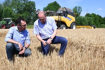 Bundesagrarminister Özdemir und der Präsident des Deutschen Bauernverbands Rukwied: Das Landwirtschaftsministerium hat einen Kompromiss vorgeschlagen.