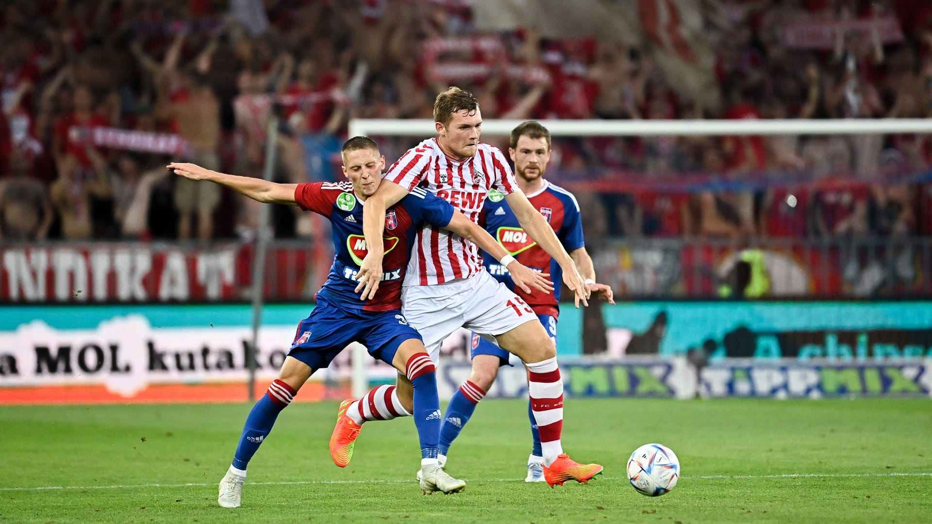 Palko Dardai (l) in Aktion gegen Kölns Abwehrspieler Luca Kilian (Mitte): Die Kölner führen in Ungarn.